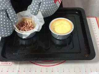 外酥里嫩的~爆浆芝士塔,顶上压重物,上下火200度15~18分钟。取出重物,再入烤箱烤3~5分钟,让中间塔皮烤干。