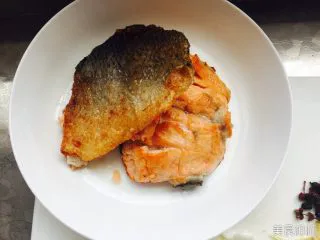 秘制干煎三文鱼 ,小火慢煎，煎制两面金黄，关火，盛出。