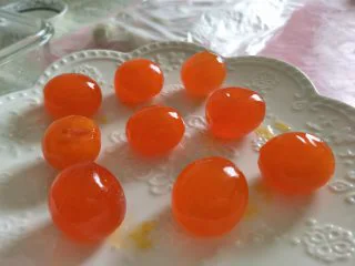 酥掉渣的蛋黄酥，月饼季做起来,期间处理咸蛋黄，磕开鸭蛋，取出蛋黄，蛋黄有一层膜要揭掉。