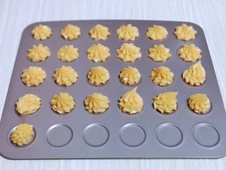 零失败~奶油泡芙 外酥内软吃出幸福甜蜜,挤入烤盘中即可,挤手法,手不要往下压,一边挤手一边提高。(不是不粘烤盘,记得垫上油纸)