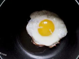 黑胡椒牛排，自制简单西餐,建一个荷包蛋待用