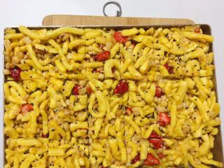 草莓麦片沙琪玛,倒入模具中压平定型，凉透后切块即可食用