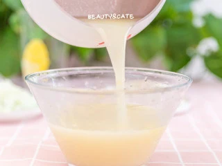 浓香的奶油与蘑菇相遇，奶香浓郁，口感细腻，没有人会不爱吧?,倒入400ml清水，快速搅拌，搅拌均匀后将浓汤倒出备用