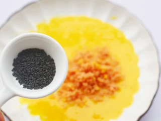 肉松芝士吐司卷,加入芝麻。