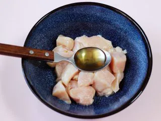 少油减脂的劲爆鸡米花,把切好的鸡块放入碗中，加入料酒。