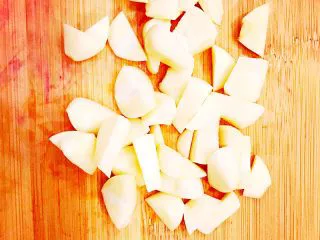 酸甜 & 辛辣 & 劲道 的意大利面,取6瓣新鲜的大蒜去皮,将大蒜切丁。