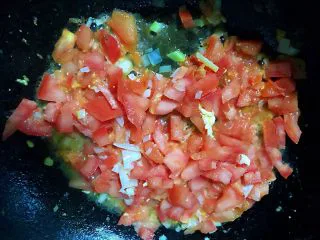 番茄鸡蛋拌意面,锅中从新倒入少许油加热放入葱爆香再放入番茄同时放点盐翻炒