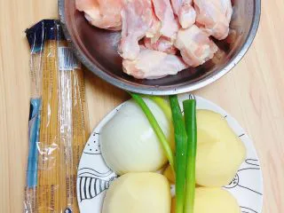 咖喱鸡土豆意面,准备好食材。鸡翅根、土豆、洋葱、小葱、姜、意面。