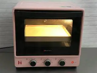 迷你圣诞树蛋糕,放入预热好150度烤箱中烤20分钟。烤好后取出放到晾网上放凉脱模。