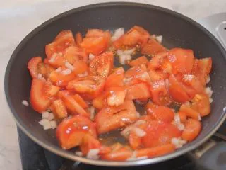 蕃茄意大利直筒面,加入切好的番茄