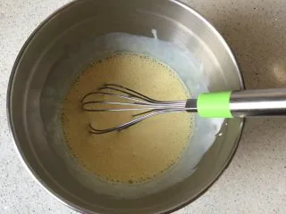 淡奶油戚风蛋糕,用手抽搅拌均匀