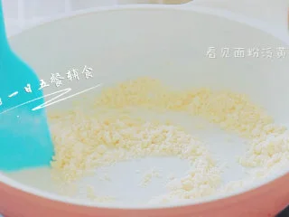 南瓜蔬菜浓汤 宝宝辅食，胡萝卜+奶粉+芦笋,不粘锅开小火，倒一点油，放入面粉炒熟，看见面粉泛黄就可以了，可以闻到面粉的香味。 