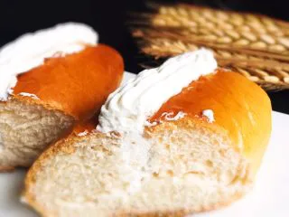 奶油夹心面包,切开看看内部组织完美，口感很棒的奶油面包就可以品尝了。