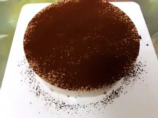 醇厚浓郁的巧克力慕斯蛋糕,表面撒上可可粉