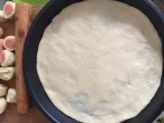 这样吃披萨才爽——重芝士火腿边披萨,将饼皮整形放入模具中