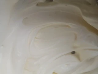 抹茶千层蛋糕,淡奶油加糖,打发至八九分左右。打发不够,饼皮易滑,坐不住