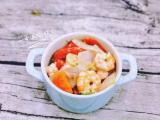 鲜虾芝士焗饭,将菜均匀码入焗饭盘里，汁也倒进去一点。