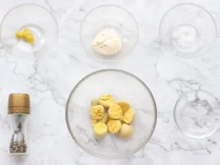 绿色美食+鱼子酱魔鬼蛋,准备好黄芥末酱、蛋黄酱、盐、白醋、胡椒粉和蛋黄。