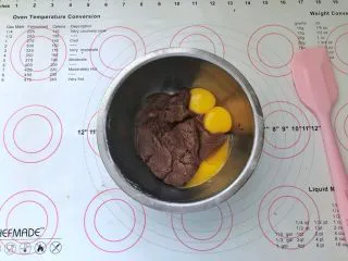 不消泡的可可戚风蛋糕,倒入蛋黄。