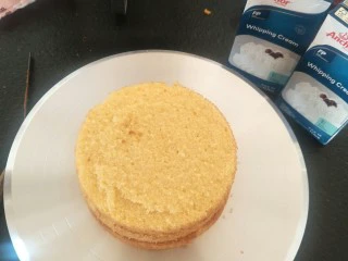 贺寿双层蛋糕(10＋6寸),把蛋糕片分成三份。