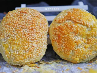 麻酱白糖酥饼,掰开酥皮层次分明,酥到一碰就掉渣