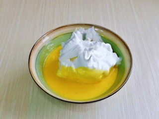 棉花蛋糕&不开裂不回缩方子,取三分之一的蛋白霜加入蛋黄糊中,翻拌手法直至看不到蛋白霜。