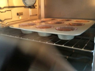 最“柔软”纸杯蛋糕☕—爆浆巧克力,放入烤箱。