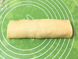 黑砖蜜豆吐司,从左边卷起来。