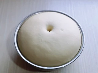 中种豆沙吐司面包,发酵好的面团，用手指摁一下，不反弹，不回缩即可。