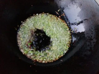 南瓜芹菜肉包子,炒锅坐炉灶放油烧热,放入葱姜末炒香后放入甜面酱继续炒至粘稠