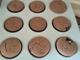 最“柔软”纸杯蛋糕☕—爆浆巧克力,一开始蛋糕会膨胀出烤箱后会有回缩是正常的，因为面粉含量低，支撑不住，但是我们后面会有奶油填补它，烤好后等冷却到室温，放入冰箱冷藏。