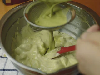 抹茶魔法蛋糕,倒入剩余的抹茶面糊。 不用拌匀。 不小心拌匀的话,蛋糕会更细腻一点, 也可能会不能分层,最好不要拌匀。 蛋白浮在表面都没有问题。