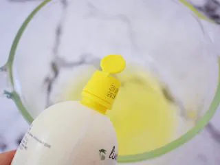 香葱肉松蛋糕卷,蛋清中加入柠檬汁，用电动打蛋器打至粗泡