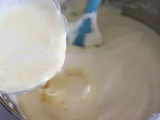 橙味甜甜圈蛋糕，在家就可复刻的经典美味,倒入到蛋糊中。