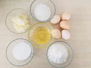 银耳戚风蛋糕,准备好所有食材（银耳提前泡发好）。