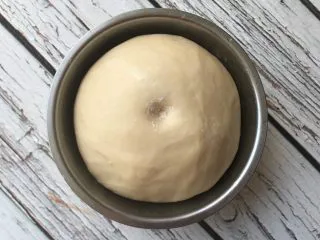 秘制芝心卷边披萨,室温发酵至原来的两倍大，手指沾水按个坑不回缩不塌陷即可。