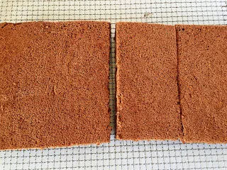 红豆抹茶巧克力慕斯,首先需要用28*28的正方形烤盘烤制一个戚风蛋糕片，然后进行分割，呈现两个6寸的正方形，如图。