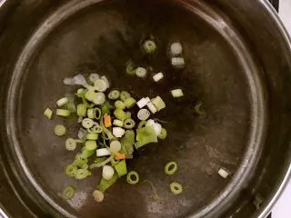 什锦虾仁焗饭,锅里加入大豆色拉油，烧热后加入葱花炒出香味