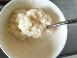 超软拉丝北海道土司(2个),在低粉中冲入烧开的牛奶后,搅拌均匀,放凉待用。