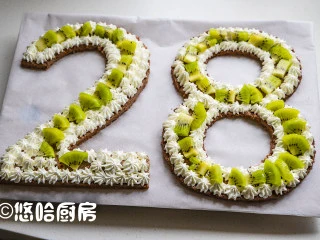 数字生日蛋糕,打发后的淡奶油装入裱花袋中,花嘴是随便用的,你也可以用圆形的或者其他的,围着数字蛋糕的边缘,挤上一圈淡奶油,在中间摆上一层切小块的猕猴桃。