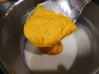 胡萝卜浓汤意面,开始做胡萝卜浓汤了，奶油汁房子锅里，加入打好的胡萝卜泥，烧开，如果干可以加些牛奶