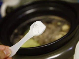 能给你多巴胺的「他」★牛肉西红柿汤,然后我们拿一个电砂锅,或者用火的砂锅,在锅里放入纯净水,或者普通饮用水,把牛肉捞出来,连同姜片放进砂锅里。再下5 g左右的盐至于为什么下姜片,自然是去腥。至于为什么要砂锅,因为砂锅续热好,煲汤汤头浓郁有味道。至于为什么用纯净水,当然像雪水泡茶更甘醇一样的道理呢,自然是更好喝。