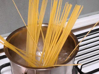 芝滋味浓滴【培根蘑菇白酱意面】,煮意面。水烧开,在水中撒少许盐、一小匙油,将意面放入,开盖大火煮8分钟