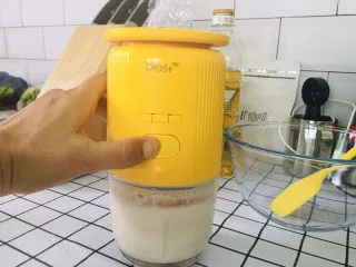 香蕉杯子蛋糕,打成糊状。