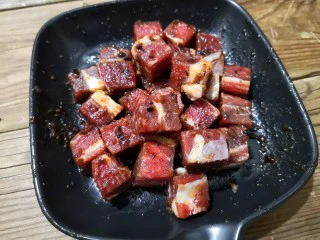 至尊牛肉小披萨,加入适量的牛排酱抓拌均匀。