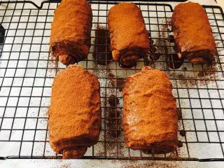 网红脏脏包（开酥版）,表面筛上可可粉。就可以吃了。