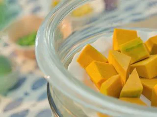 芝士南瓜焗意面,南瓜切小块上锅蒸熟。今天做的是香甜味的焗意面,我用了大量的南瓜来增加甜度。