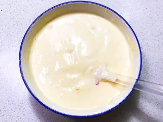 不加一滴水的原味蛋糕,快速调匀,不要过度搅拌以免消泡