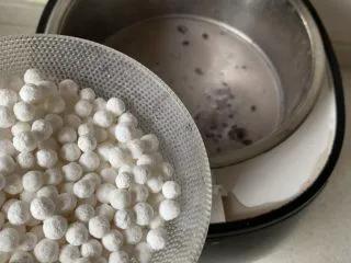 奶香红豆小元宵,煮开后放入小丸子，煮熟就可以了