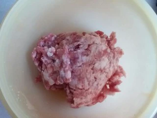 南瓜芹菜肉包子,肉馅是从冰柜里取出的解冻